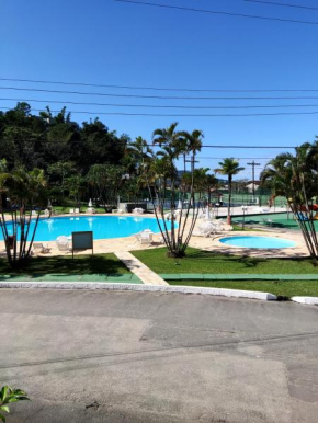 Apartamento até 10 pessoas na enseada Guarujá em condomínio clube praia piscinas salão jogos quadra futebol campo parquinho brinquedos Wi-fi Home office